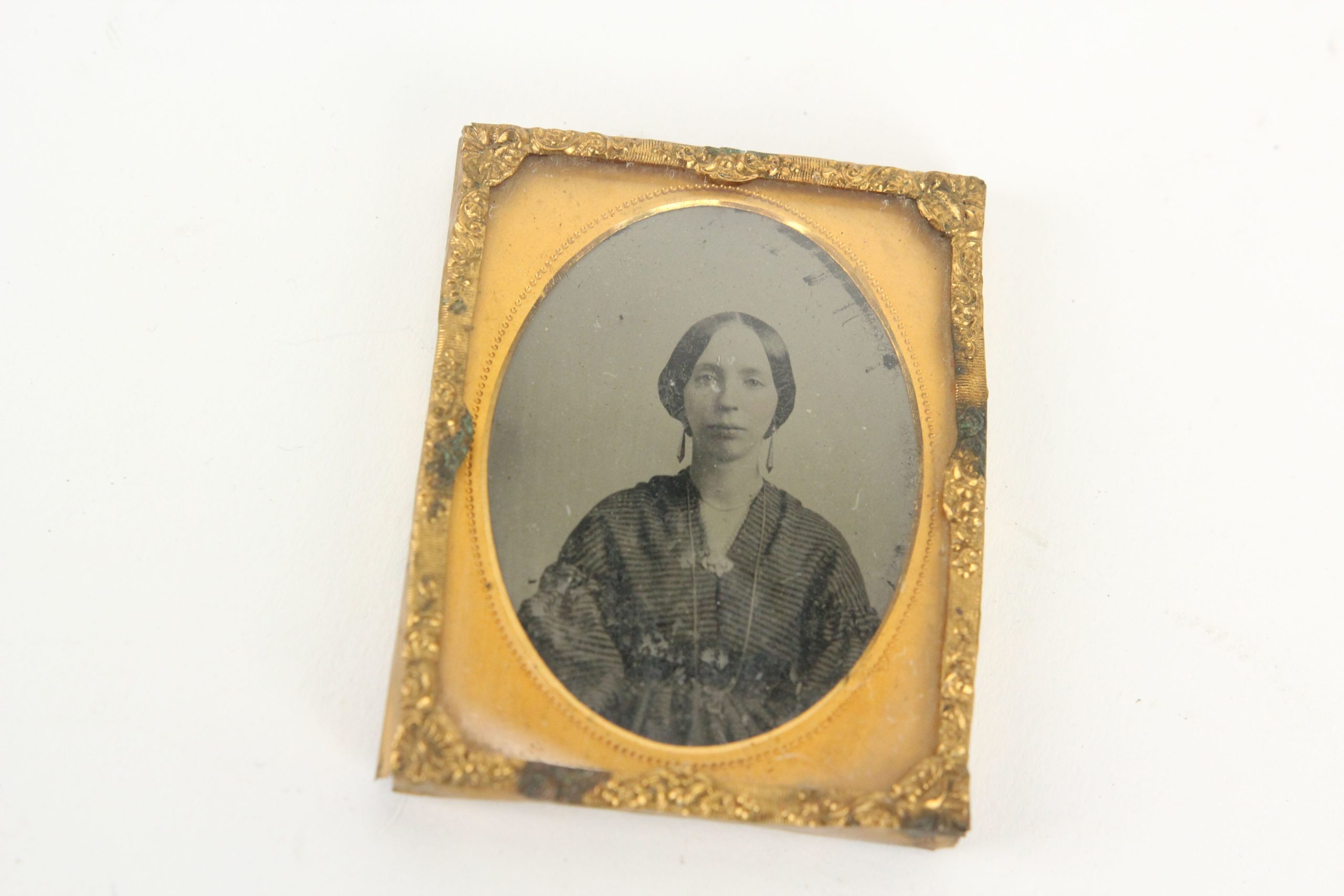 your-online-store-for-officially-licensed-ambrotype-photograph-of-a-pretty-young-woman-wearing-earrings-1-9-plate-online-sale_0.jpg