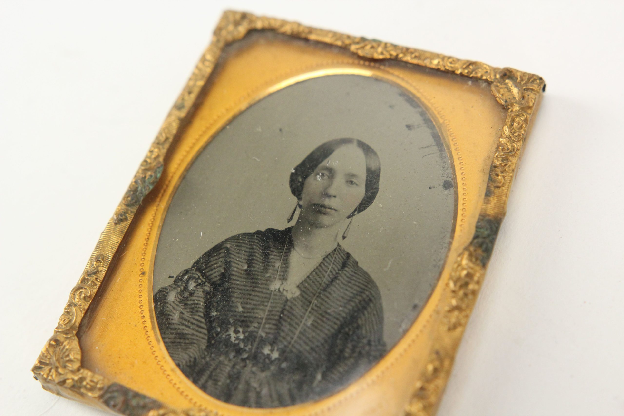 your-online-store-for-officially-licensed-ambrotype-photograph-of-a-pretty-young-woman-wearing-earrings-1-9-plate-online-sale_1.jpg