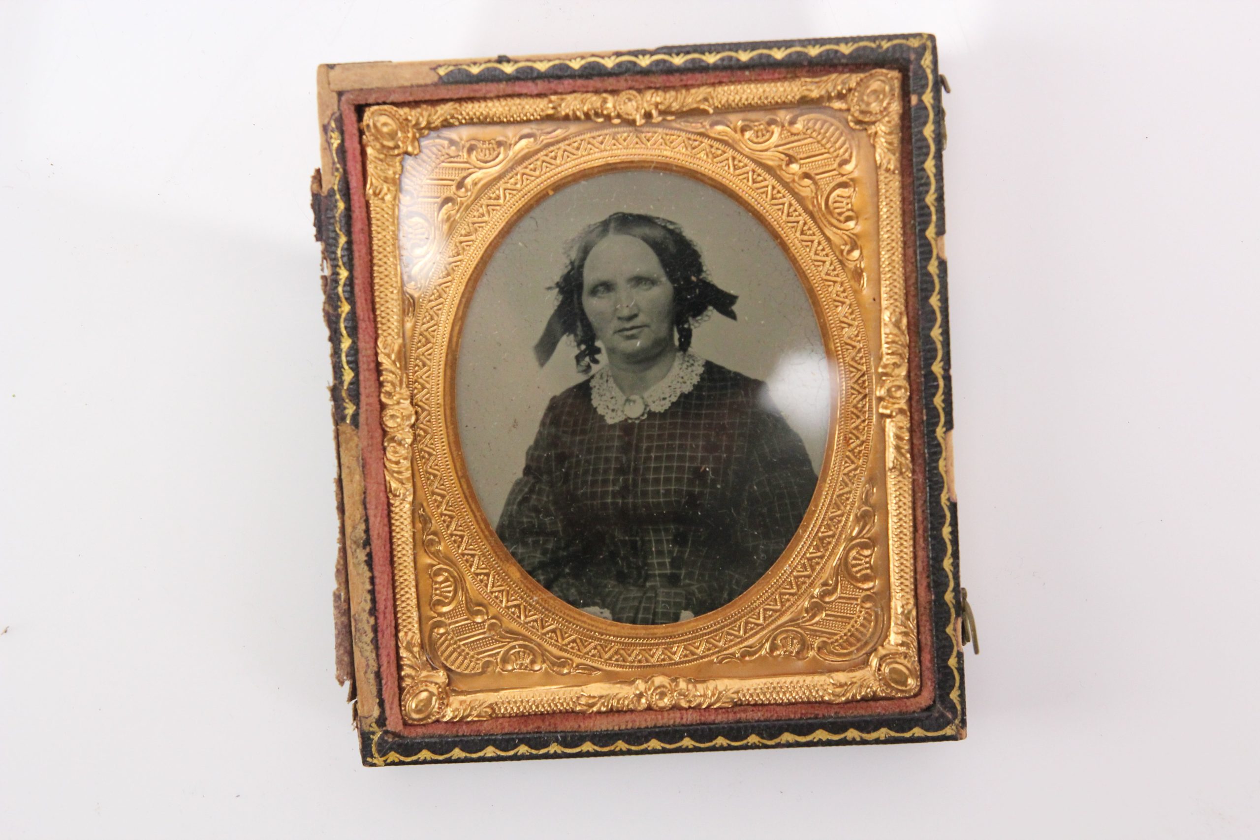 get-ambrotype-photograph-of-a-woman-with-brooch-in-half-case-1-6th-plate-discount_0.jpg